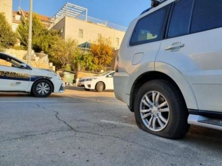 القدس .. مجهولون يقدمون على ثقب إطارات لـ12 مركبة في حي راموت